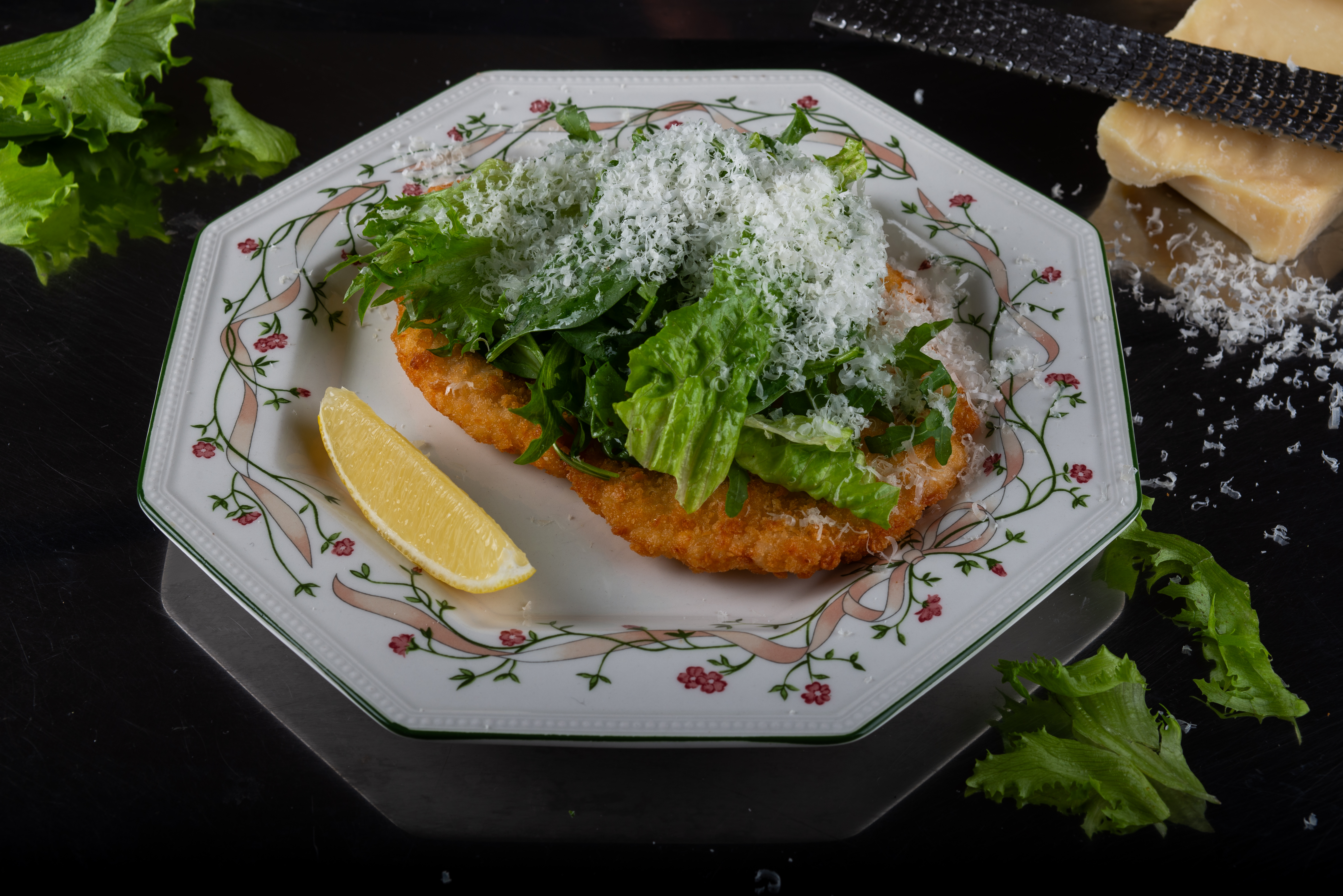 Шницель куриный с салатом и партизаном